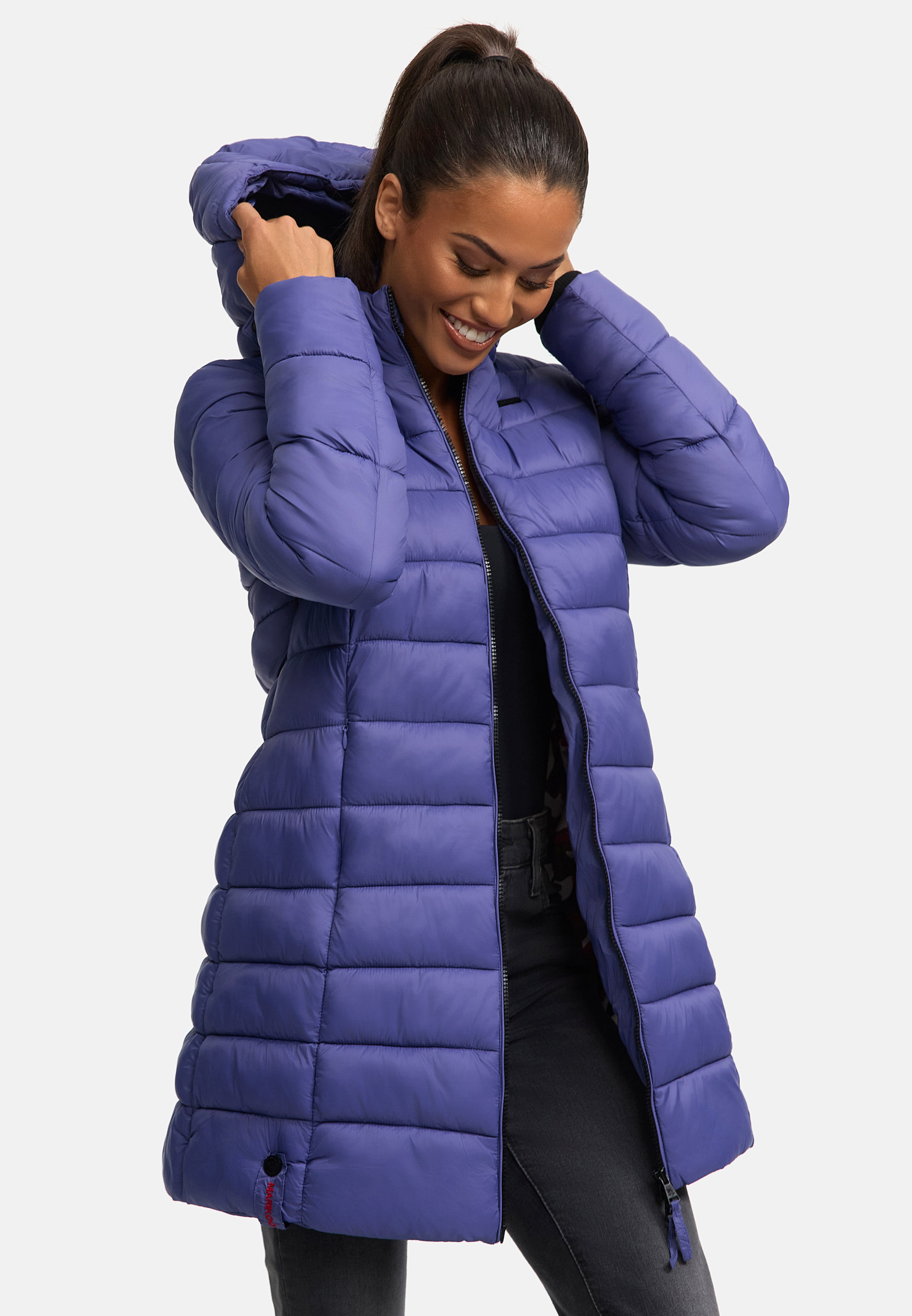 Marikoo Winterjacke "Abendsternchen" - ein elegant taillierter Steppmantel mit abnehmbarer Kapuze, warmem Innenfutter und auffälligen Kontrastdetails an Reißverschluss und Bündchen.