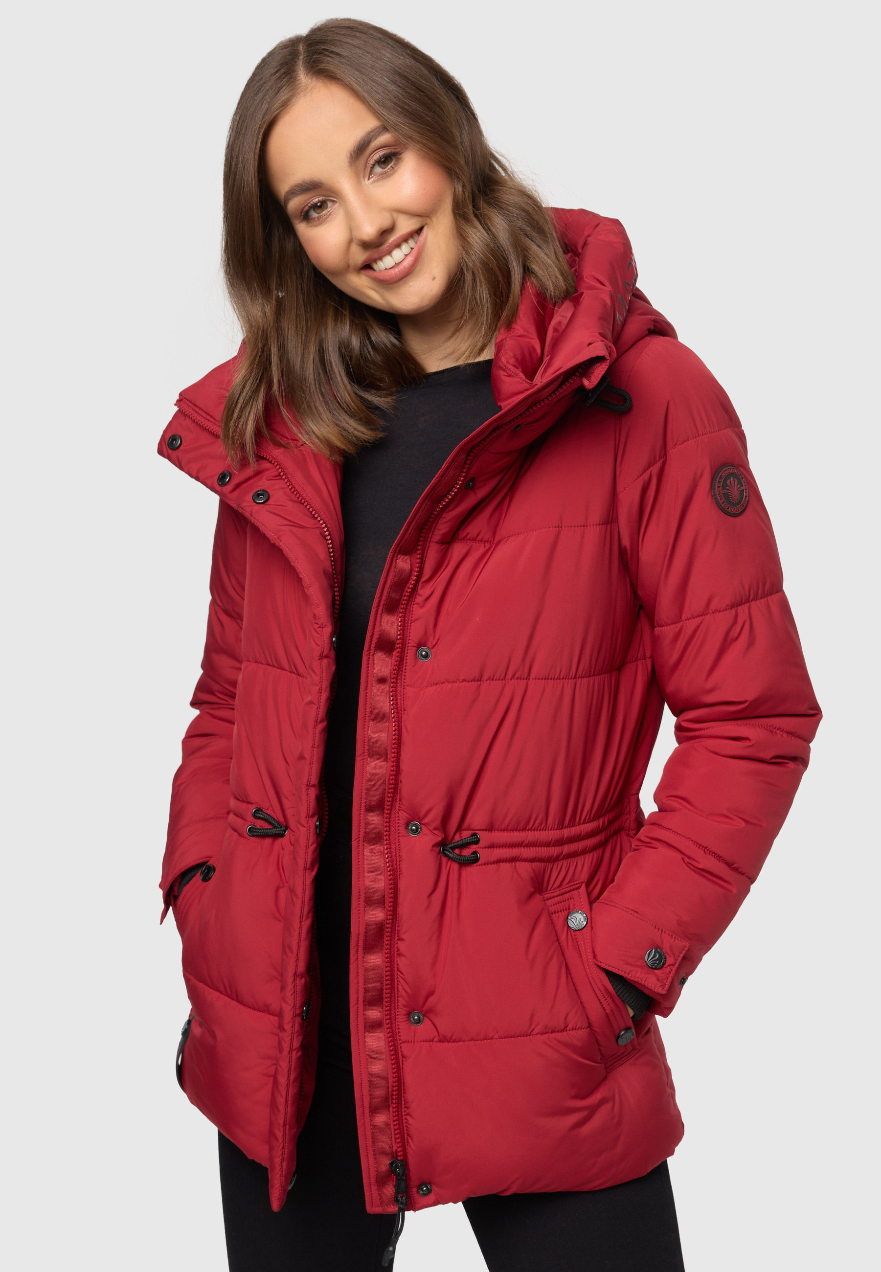Die Marikoo Winter Steppjacke "Akumaa" ist eine modische Steppjacke mit anpassbarer Taille, weichem Futter und kontrastfarbenen Details.