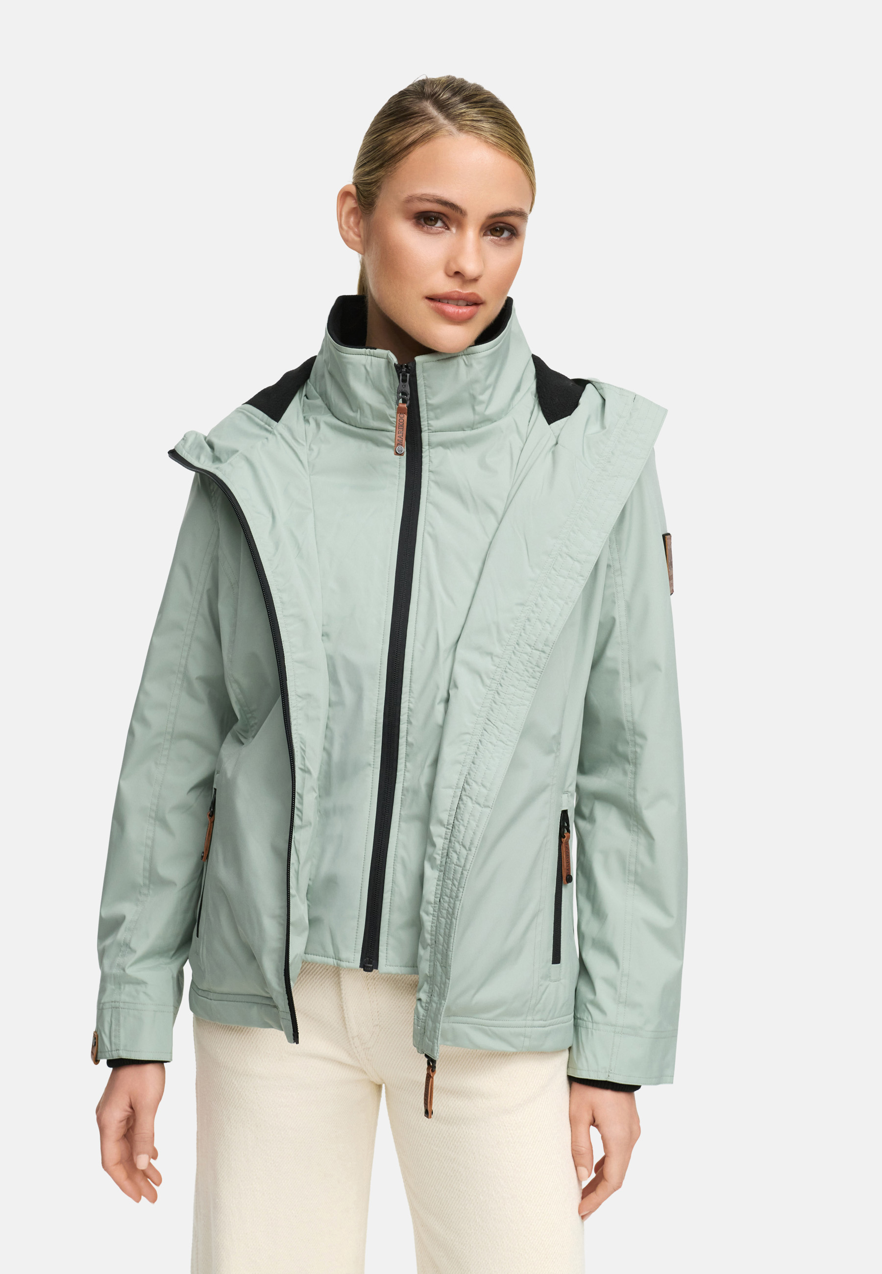 Marikoo "Erdbeere": die perfekte Jacke für aktive Tage in der Übergangszeit. Ihr leicht taillierter Schnitt sorgt für eine feminine Silhouette, während die kurze Länge bis über die Hüfte optimale Bewegungsfreiheit bietet - ideal für Wanderungen, Trekkingtouren oder den Alltag.