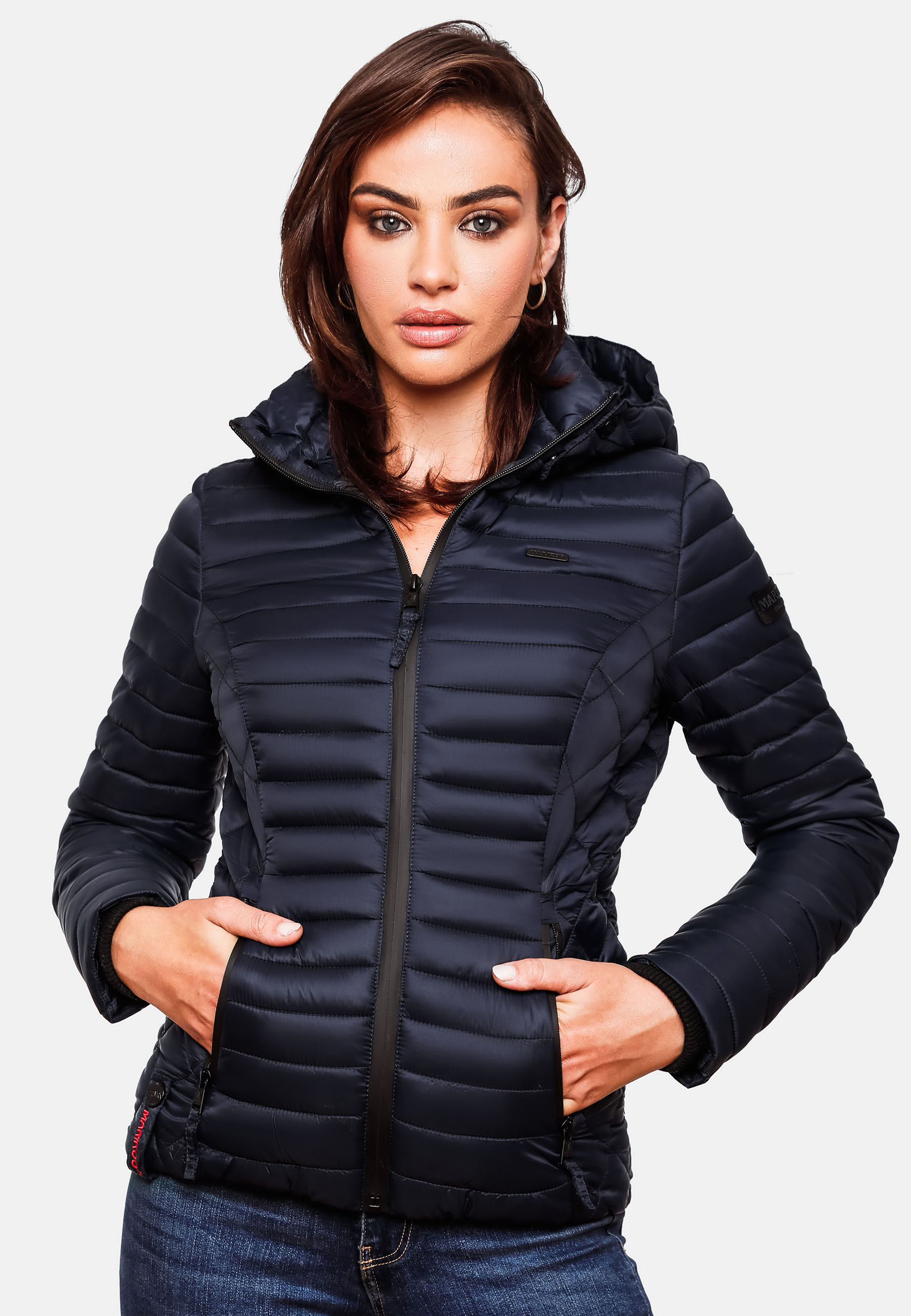 Die Marikoo Steppjacke "Samtpfote": perfekter Mix aus Funktion & Style: taillierter Schnitt und die tolle Länge bis über die Hüften zaubert eine feminine Silhouette.