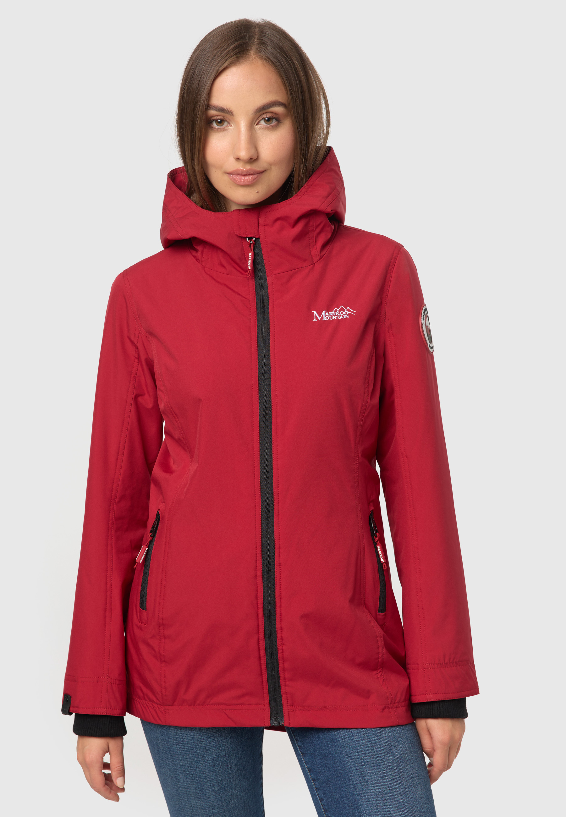 Die leichte Marikoo Jacke "Honigbeere" ist der ideale Begleiter für aktive Tage in der Übergangszeit - ob beim Wandern, auf Reisen oder im Alltag. Mit ihrem sportlichen Look und dem leicht taillierten Schnitt mit Raffung am Rücken bietet sie eine schmeichelhafte Passform und zugleich viel Bewegungsfreiheit.