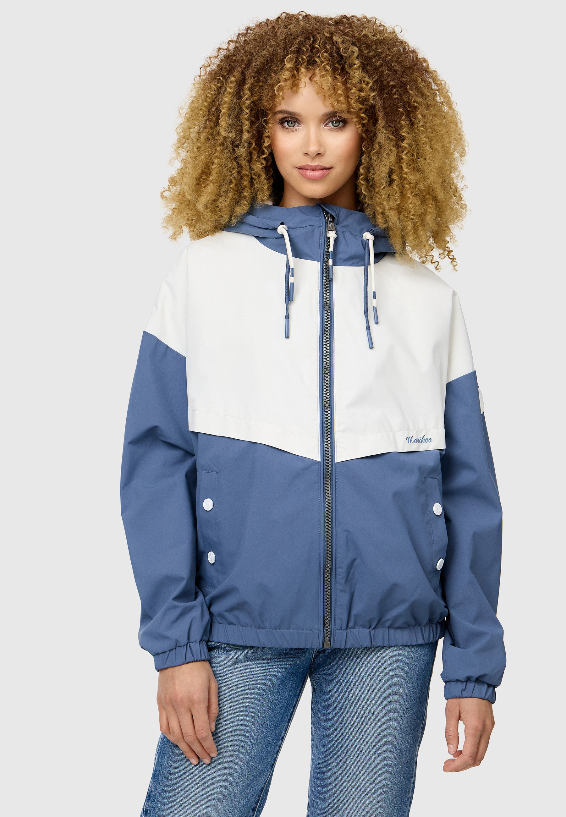 Leichte Jacke "Liubkaa" von Marikoo:  dein perfekter Begleiter für die Übergangszeit. Mit ihrem lässigen Oversize-Schnitt und kurzen Länge bis über die Hüfte zaubert sie einen modernen, urbanen Look.
