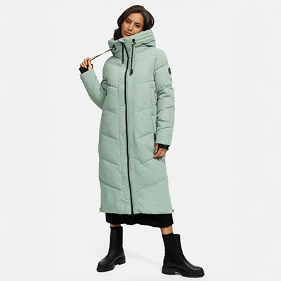 Der gesteppte Wintermantel "Nadaree" mit geradem Schnitt, langer Passform und großer Kapuze überzeugt mit wetterfestem Material, weichem Innenfutter und praktischen Gehschlitzen für mehr Bewegungsfreiheit.
