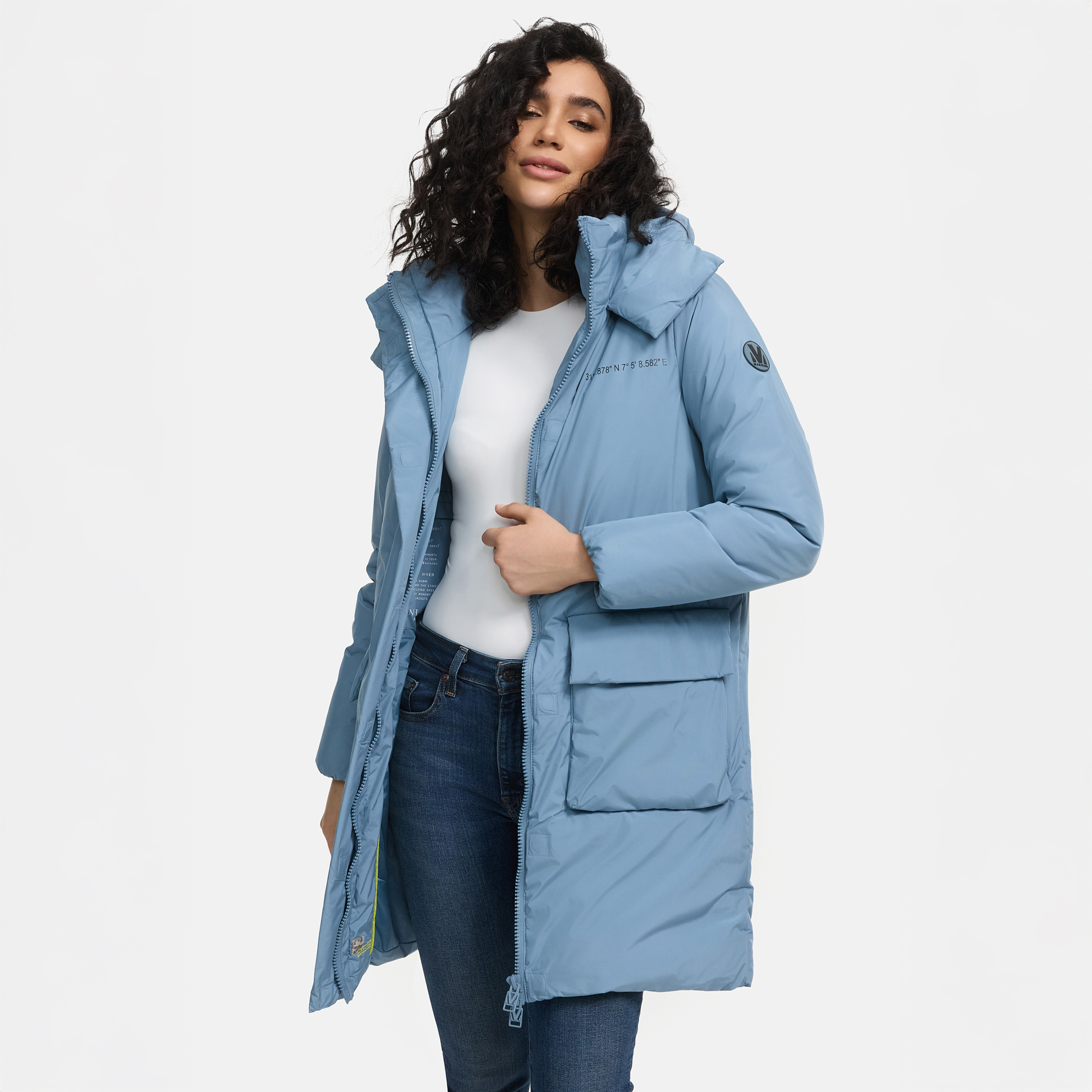 Marikoo Nanamii - der gerade geschnittene Wintermantel "Nanami" überzeugt mit wasserabweisendem Material, gefütterten Taschen und einem 2-Wege-Reißverschluss.