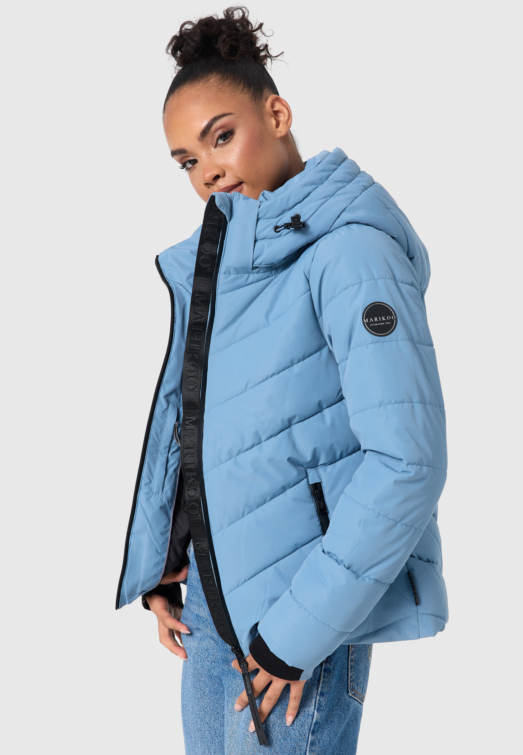 Die Marikoo Steppjacke "Samuiaa" überzeugt mit markanter V-Steppung, kontrastfarbenen Details und wasserabweisendem Obermaterial - ein echter Blickfang bei jedem Wetter.