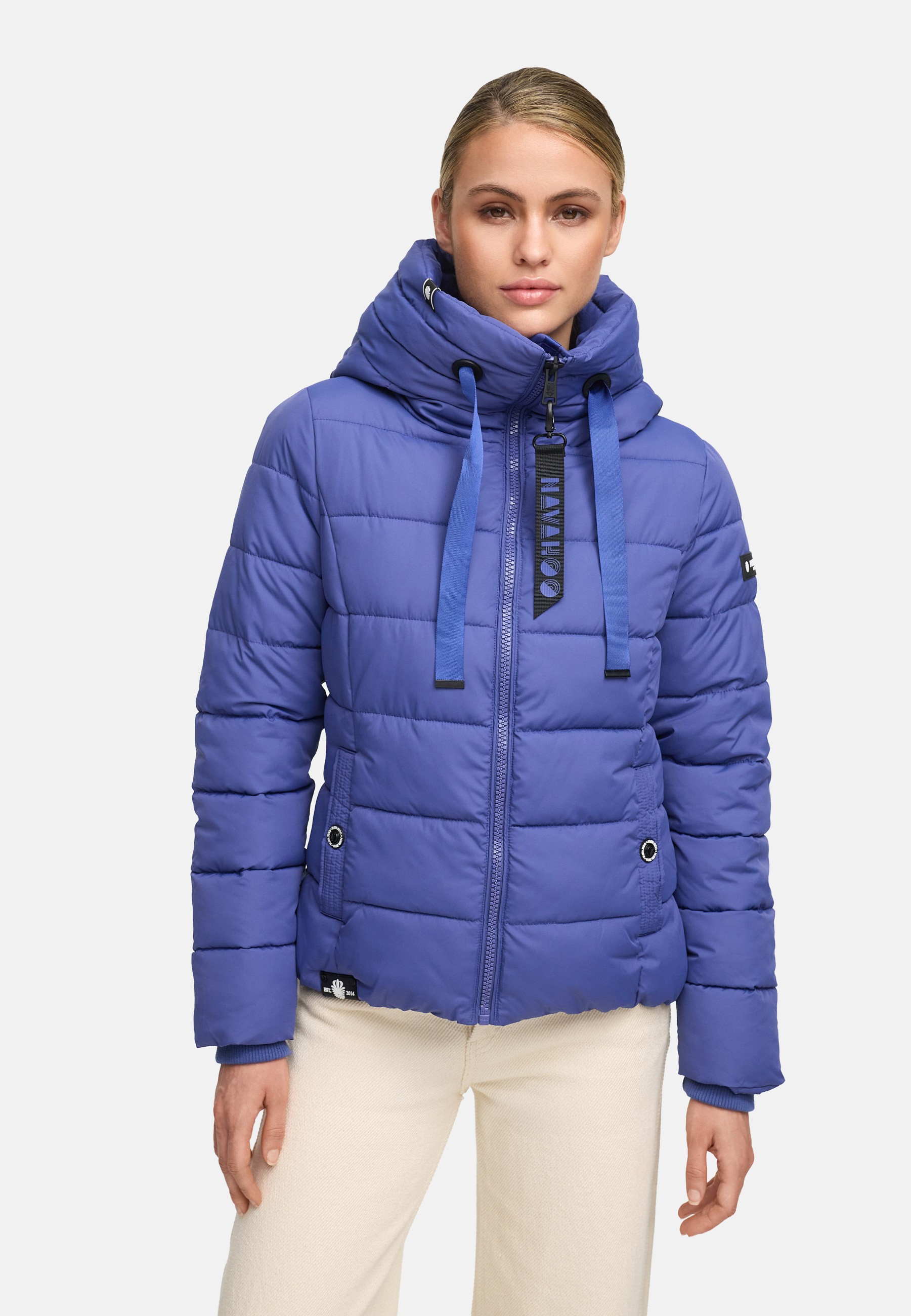 Navahoo Amayaa Damen Steppjacke – warme, figurbetonte Winterjacke mit Kapuze, wasser- und windabweisendem Obermaterial, modischen Details und Schlüsselanhänger-Feature, ideal für Herbst und Winter.