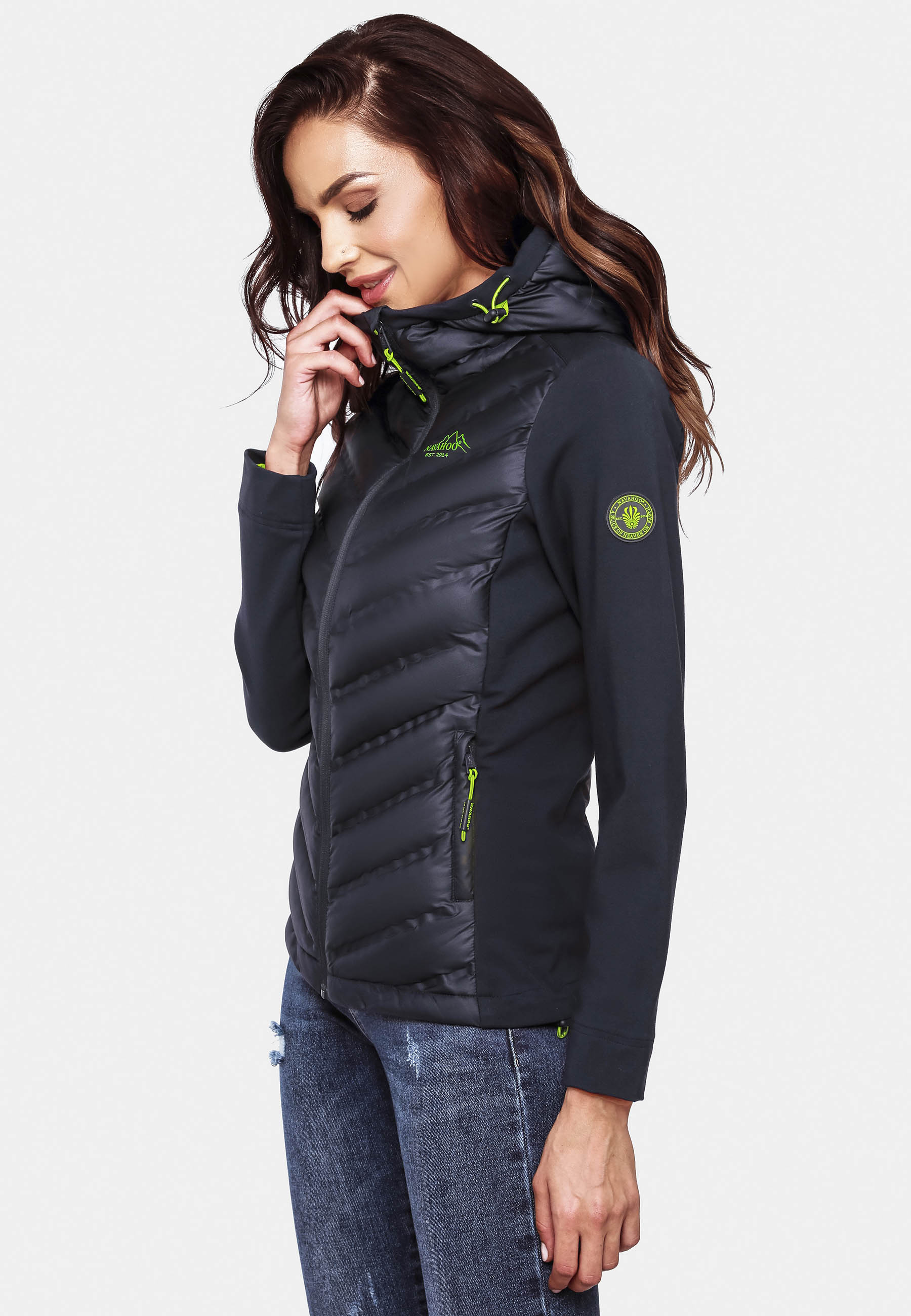 Navahoo Nimm mich mit Damen Übergangsjacke – leichte, gesteppte Outdoorjacke mit Softshell-Ärmeln, tailliertem Schnitt und kontrastfarbenen Details, perfekt für Frühling und Herbst.