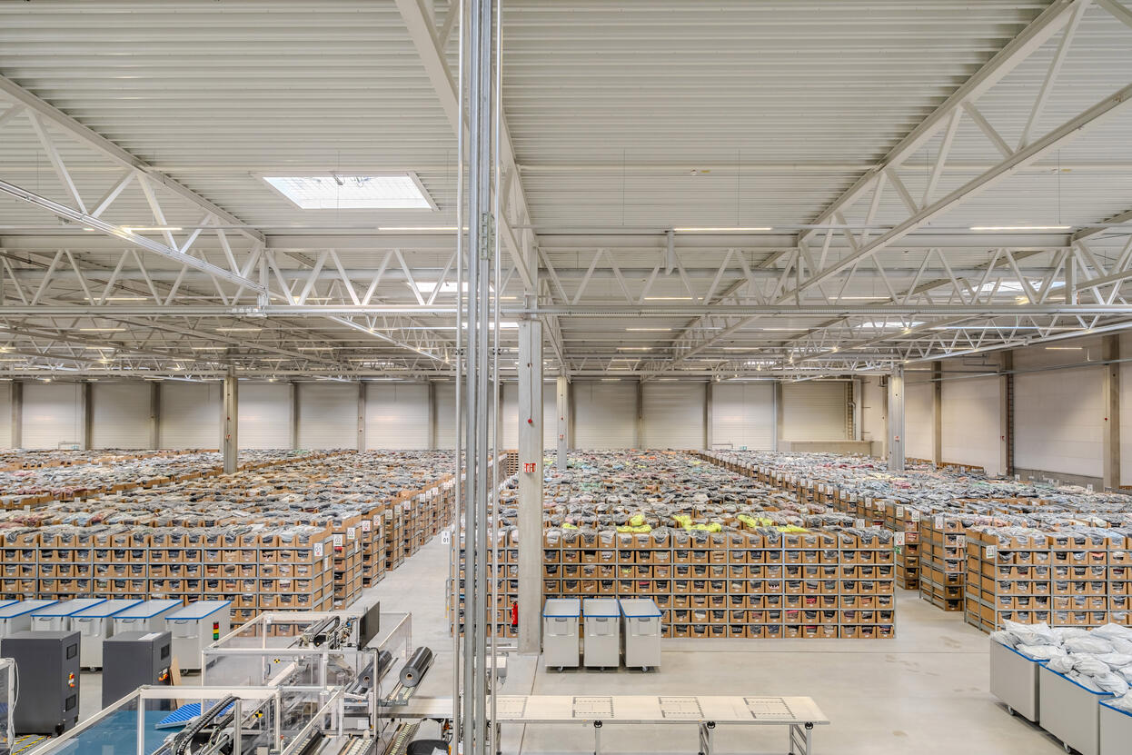 YOUMODO Lagerhalle Innenansicht mit Waren