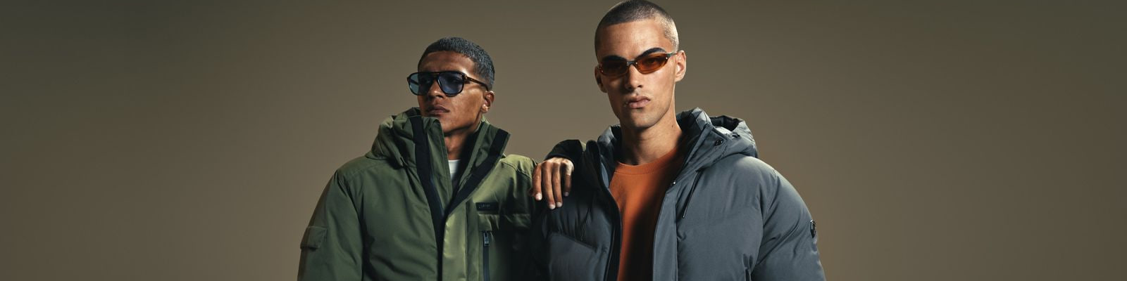 Männermodels tragen moderne Winterjacken und Streetwear in verschiedenen Farben.